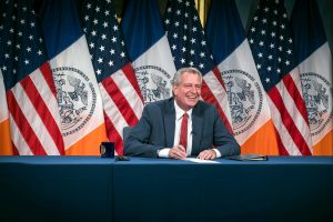 Bürgermeister de Blasio schwört erneut, gegen die Obdachlosenlager in Manhattan vorzugehen