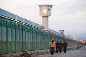 China verwendet uigurische Zwangsarbeit, um Coronavirus-Gesichtsmasken in Massenproduktion herzustellen