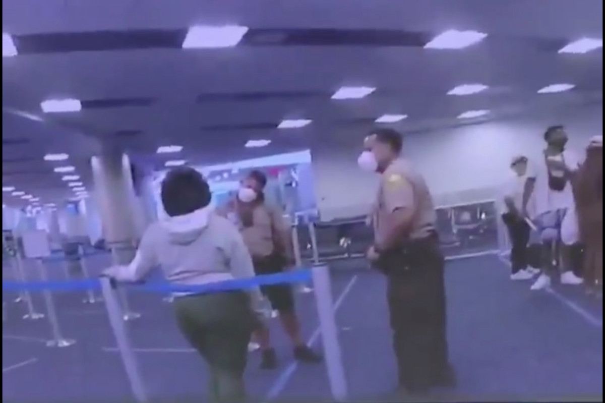 Cop schneidet Frau ins Gesicht am Miami International Airport, Video zeigt