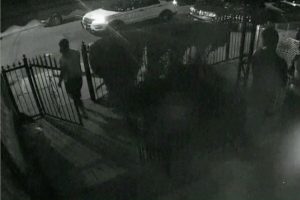 Cops sollen einen Mann aus Queens vor seinem Kleinkind geschlagen und beschimpft haben