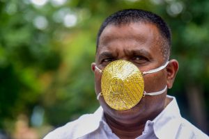 Der Inder trägt während der Coronavirus-Pandemie eine goldene Gesichtsmaske im Wert von 4.000 US-Dollar
