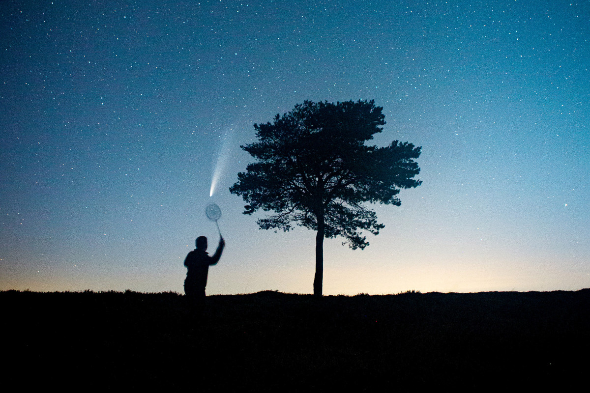 Der Mensch spielt Badminton mit dem NEOWISE-Kometen auf einem viralen Foto