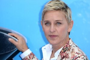 Der Produzent von Ellen DeGeneres forderte die Gäste auf, ihr ein Kompliment zu machen