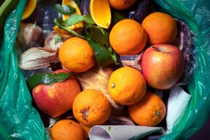 Der durchschnittliche Amerikaner verschwendet so viel Geld pro Jahr, indem er verdorbene Früchte wegwirft