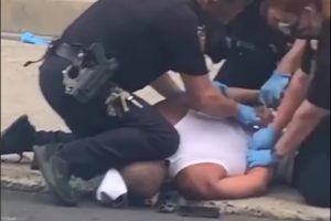 Die Polizei von Pennsylvania untersucht das Video eines Polizisten, der am Hals des Mannes kniet
