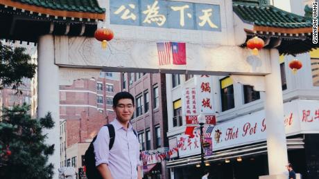 Tianyu Fang in Chinatown in Boston. Fang absolvierte seine High School in der Gegend von Boston. 