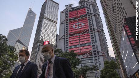 Fußgänger gehen im April am Hauptsitz von HSBC in Hongkong vorbei.