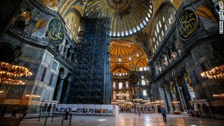 Am Donnerstag, den 25. Juni 2020, besuchen die Menschen die Hagia Sophia aus byzantinischer Zeit, eine der Haupttouristenattraktionen Istanbuls im historischen Stadtteil Sultanahmet in Istanbul. 