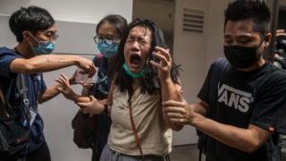 Eine Frau wurde am Mittwoch bei Protesten in Hongkong mit Pfefferspray getroffen