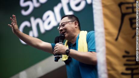 Der Hongkonger Aktivist und Protestführer Benny Tai winkt der Menge während einer Kundgebung im Juli 2015 zu.