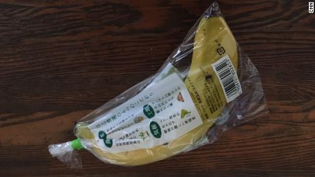 Eine einzelne Banane wird fest in Plastikfolie gewickelt.