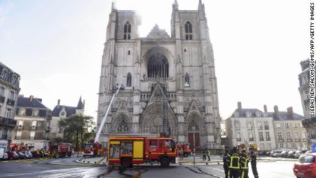 Feuerwehrleute löschen in der Kathedrale Saint-Pierre-et-Saint-Paul in Nantes ein Feuer.