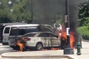 Mann verbrannt, nachdem er Polizeiauto vor dem Obersten Gerichtshof der USA in die Luft gesprengt hatte
