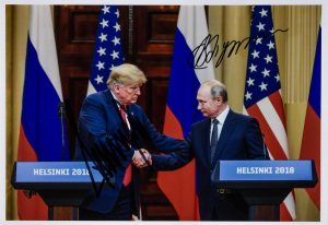 Nur bekanntes gemeinsam signiertes Bild von Wladimir Putin und Donald Trump kostet 32.500 US-Dollar