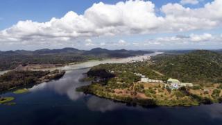 Luftaufnahme des Panamakanals neben dem Gatun-See