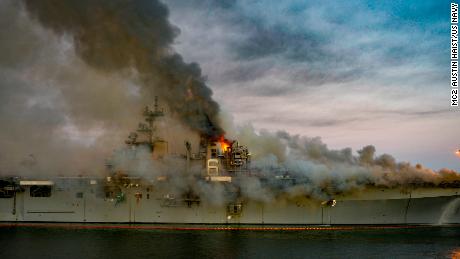 Am 12. Juli 2020 brennt an Bord der USS Bonhomme Richard in San Diego ein Feuer.