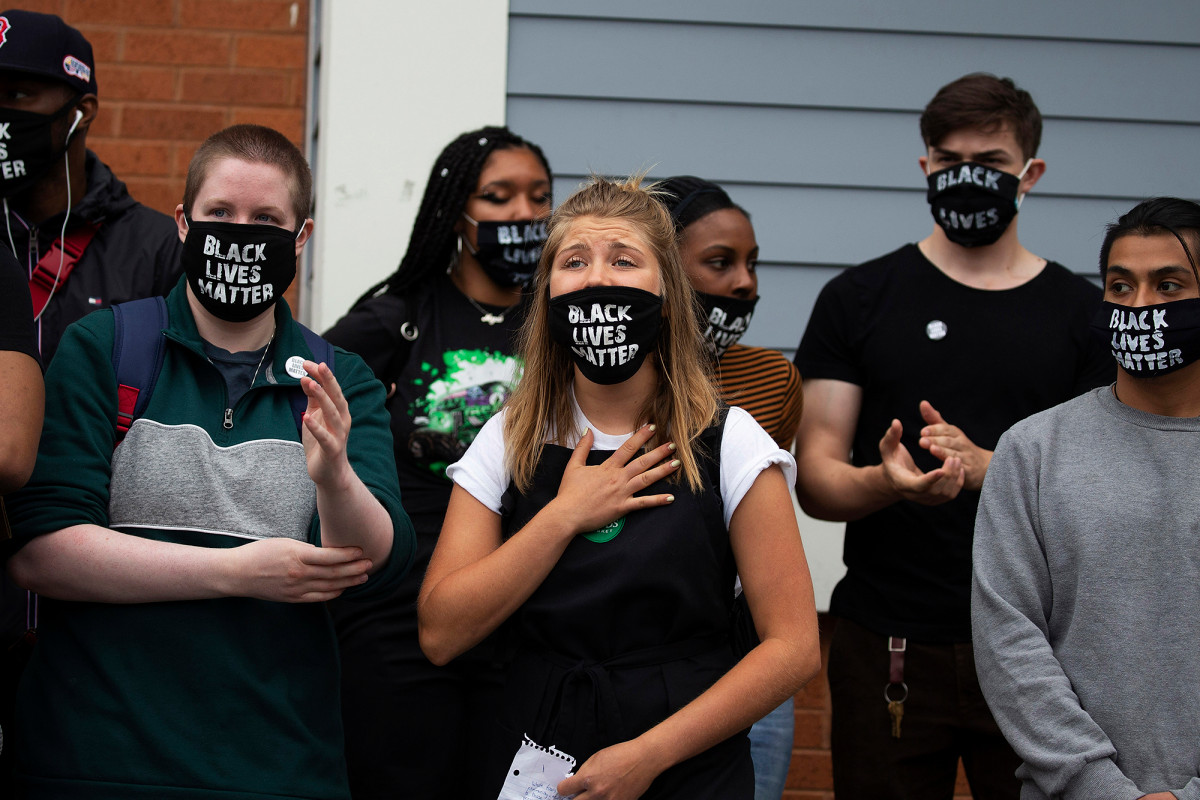 Whole Foods-Arbeiter verklagen wegen angeblichen Verbots der Black Lives Matter-Maske