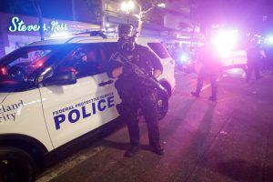 Zwei Personen wurden verhaftet, nachdem in der Nähe des Protestgeländes von Portland Schüsse abgefeuert wurden