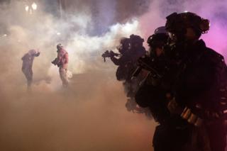 US-Strafverfolgungsbeamte, umgeben von Tränengas