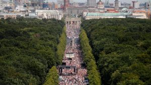 Berliner Protest: Große Demonstrationen am Brandenburger Tor wegen Covid-19-Beschränkungen