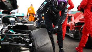Lewis Hamilton gewinnt den Grand Prix von Großbritannien nach einer Reifenpanne in der letzten Runde