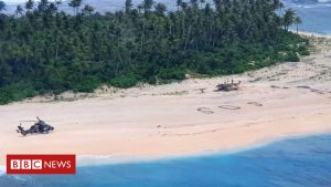 Beach SOS rettet Männer, die auf einer winzigen mikronesischen Insel gestrandet sind