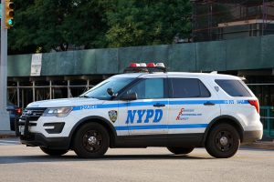 NYPD bittet Zivilisten, sich freiwillig für die COVID-19-Kontrollpunkte von de Blasio zu melden