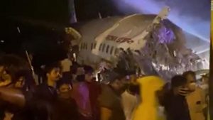 Der Absturz von Air India in Kerala tötet drei, nachdem das Flugzeug von der Landebahn gerutscht ist