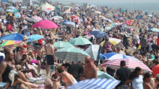 Die Menschen genießen das heiße Wetter am Southend Beach in Essex.  PA Foto.  Bilddatum: Samstag, 8. August 2020