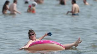 Die Menschen genießen das heiße Wetter am Southend Beach in Essex.  8. August 2020