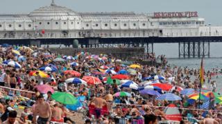 Die Menschen genießen das heiße Wetter am Strand von Brighton inmitten des Ausbruchs der Coronavirus-Krankheit (COVID-19) in Brighton, Großbritannien, am 8. August 2020