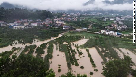 Dieses am 6. Juli aufgenommene Luftbild zeigt überflutetes Ackerland im Landkreis Shimen in der zentralchinesischen Provinz Hunan.  Das Land wurde von den schlimmsten Überschwemmungen seit Jahren heimgesucht.