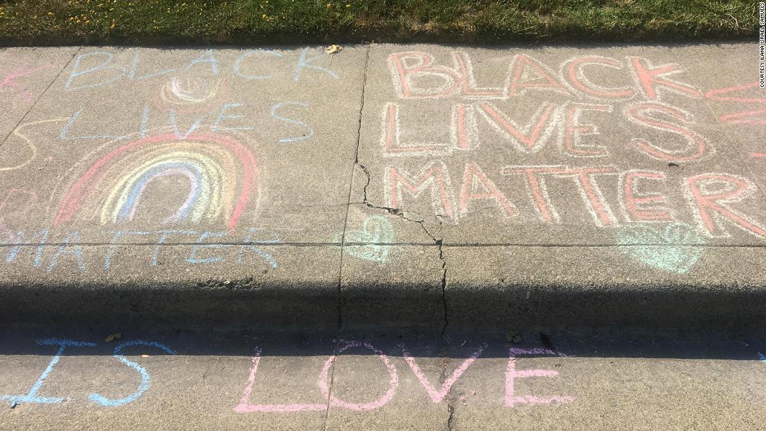 Nachdem ein weißer Mann wiederholt die Kreidezeichnung „Black Lives Matter“ des Mädchens vor ihrem Haus gelöscht hatte, traten Nachbarn ein, um Unterstützung zu zeigen