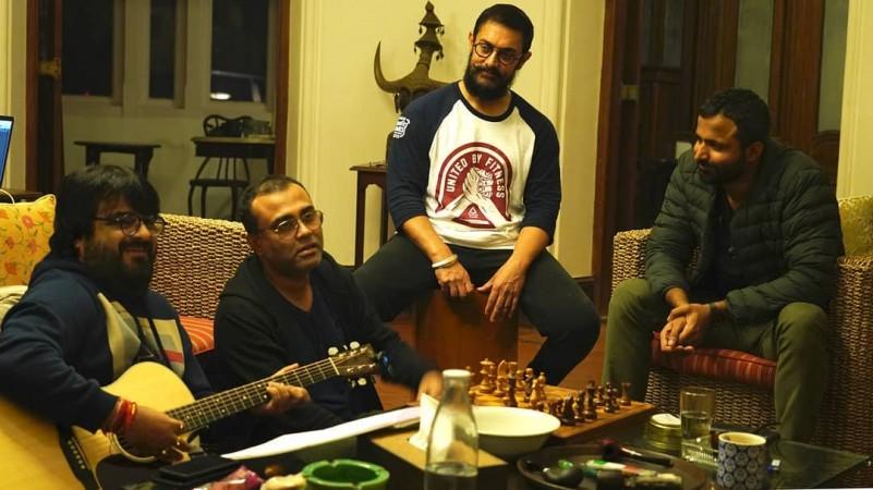 Aamir Khan mit Musikern von Laal Singh Chaddha