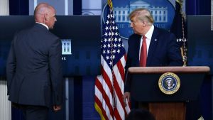 Trump verlässt kurz die Pressekonferenz, nachdem er in der Nähe des Weißen Hauses geschossen hat
