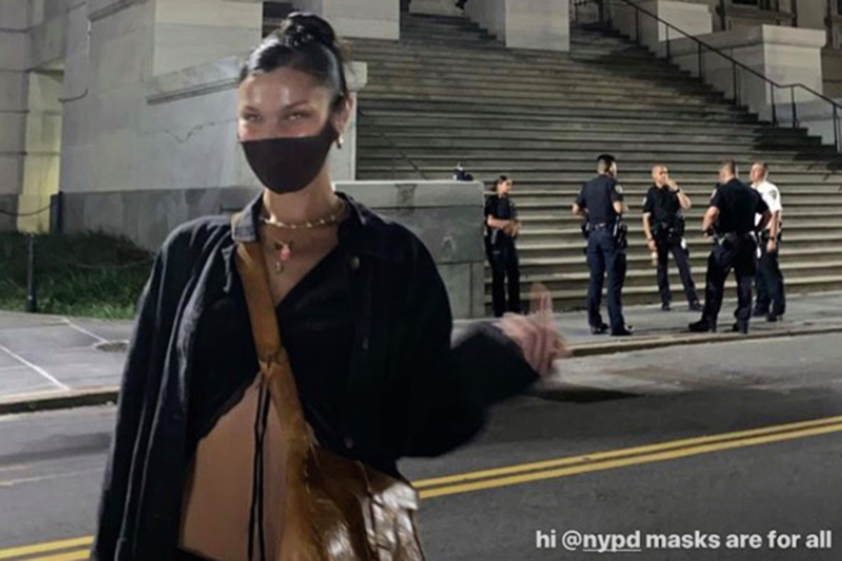 Bella Hadid gibt NYPD-Polizisten den Mittelfinger, weil sie keine Masken tragen