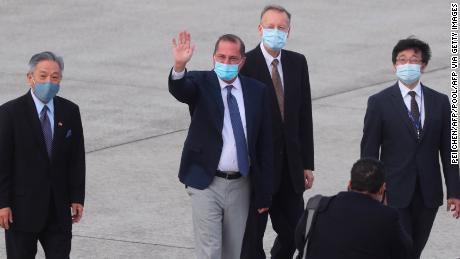 US-Gesundheitsminister Alex Azar winkt Journalisten zu, als er am 9. August 2020 am Flughafen Songshan in Taipeh ankommt.