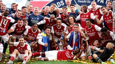 Arsenal-Spieler feiern den Gewinn des FA-Cup-Finales.
