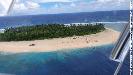 Drei Männer aus den Föderierten Staaten von Mikronesien am Strand von Pikelot Island wurden nach einer kombinierten Suche in den USA und Australien gefunden.