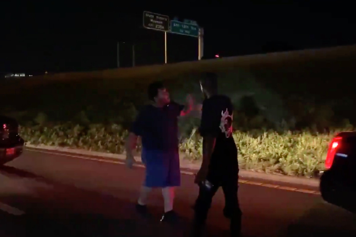 Schwarzer Fahrer schreit Demonstranten von Black Lives Matter an, die die Autobahn blockieren