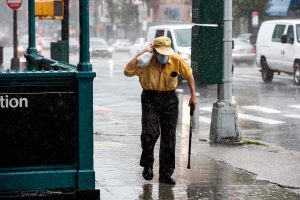 Starke Winde schlagen NYC, während Isaias weiter tobt