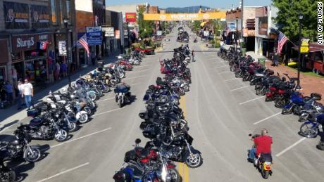 Eine Motorrad-Rallye, die Zehntausende von Touristen in eine kleine Stadt in South Dakota bringt, steht vor der Tür