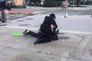 Zwei Polizisten aus Indianapolis werden wegen gewaltsamer Verhaftung von Demonstranten angeklagt